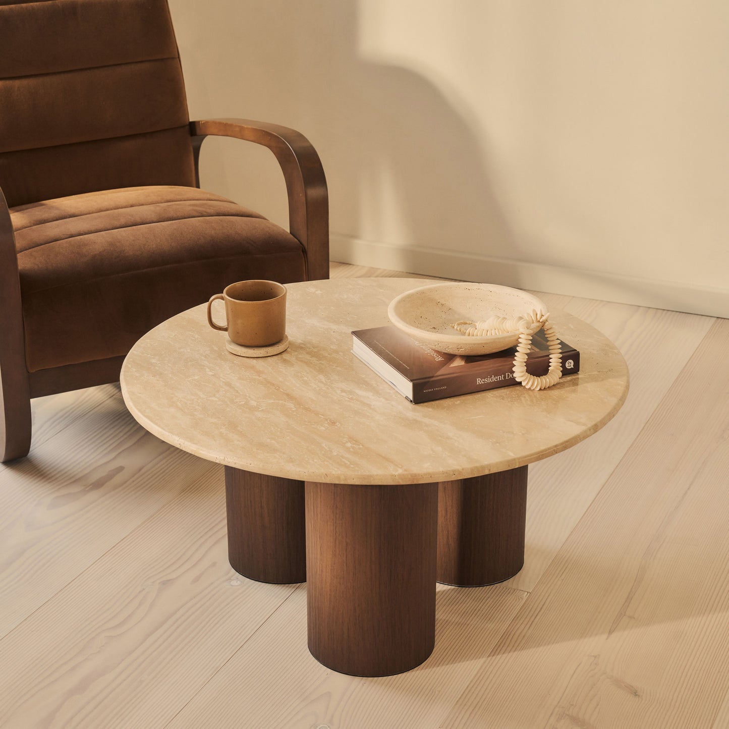 Trivium - Table basse ronde en travertin beige et bois foncé premium