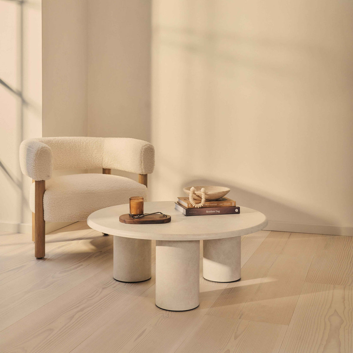Alina - Grande table basse ronde en bois et béton