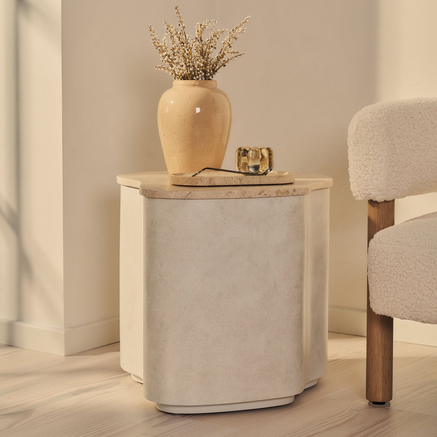 Arlo - Table d'appoint premium en béton irrégulier travertin beige