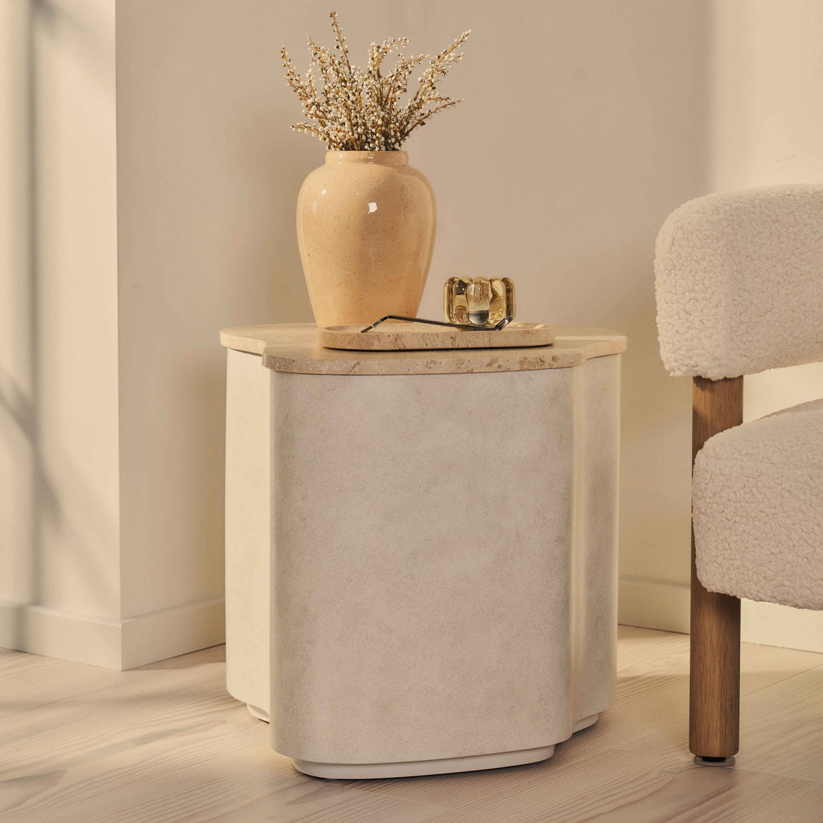Arlo - Table d'appoint premium en béton irrégulier travertin beige