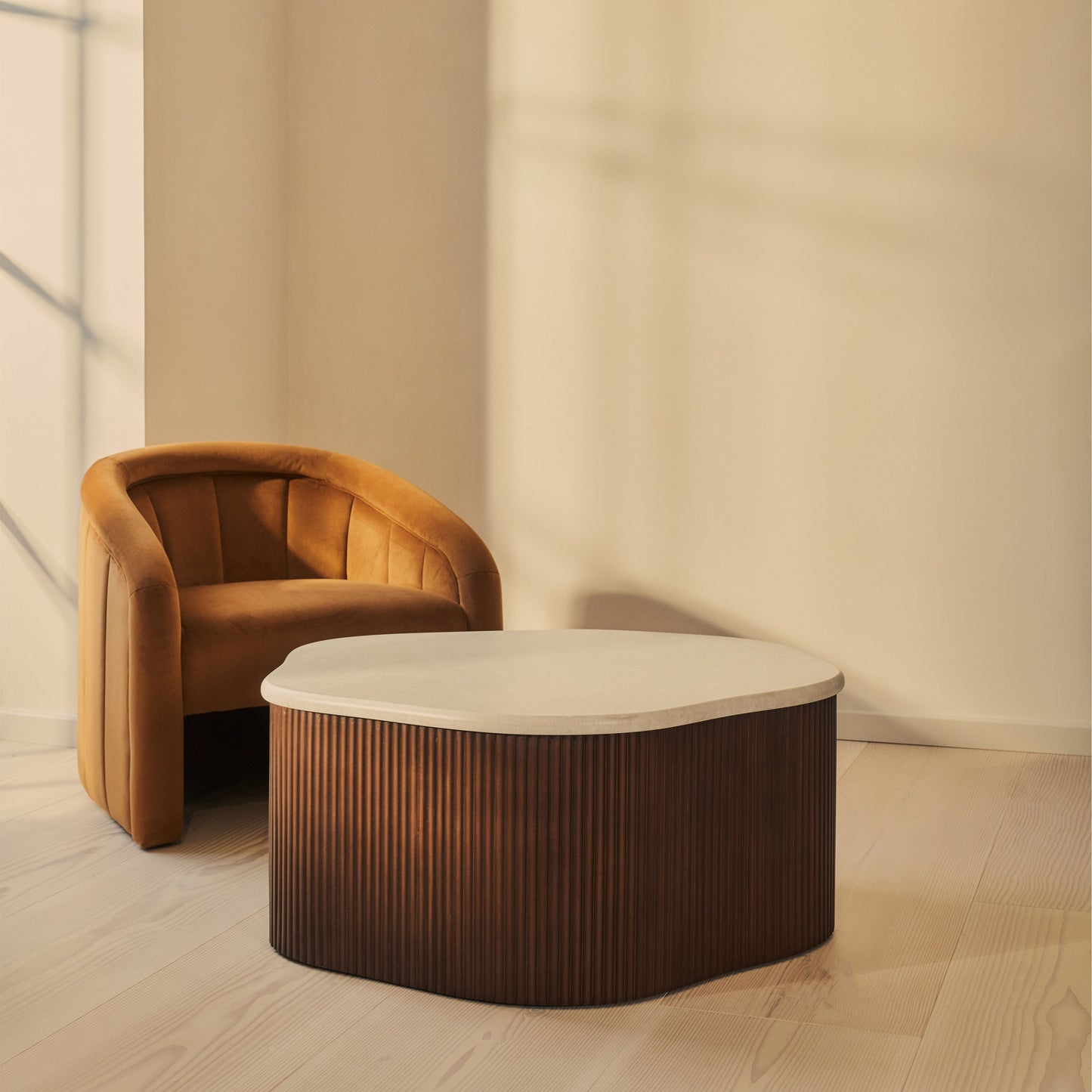 Cove - Table basse irrégulière nervurée en bois foncé