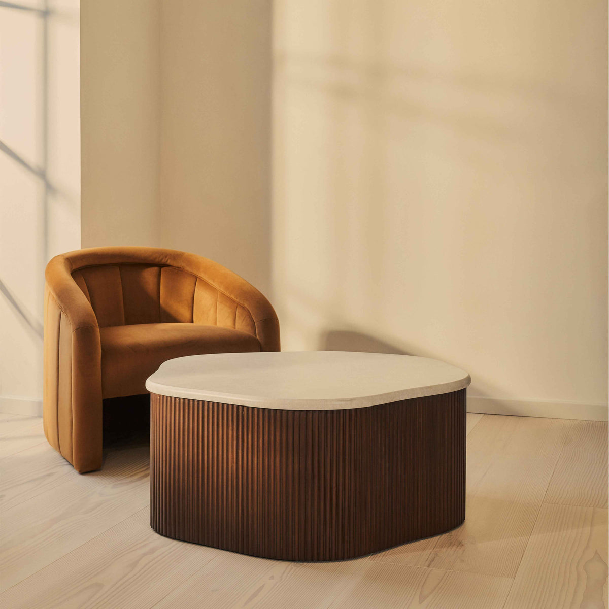 Cove - Table basse irrégulière nervurée en bois foncé