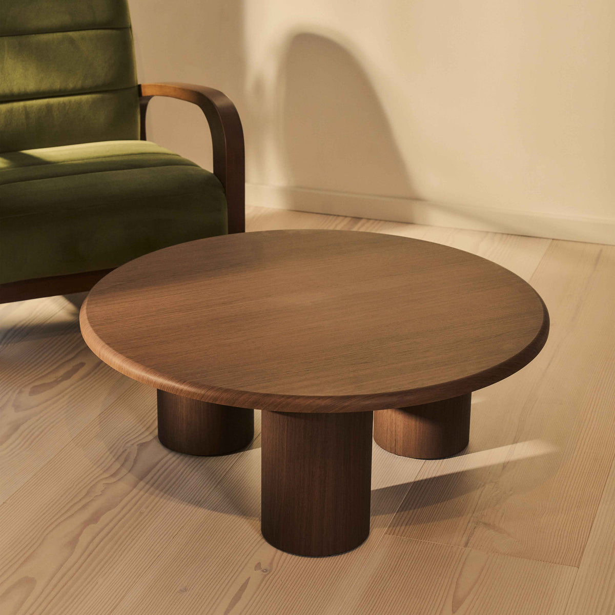 Alina - Grande table basse ronde en bois foncé