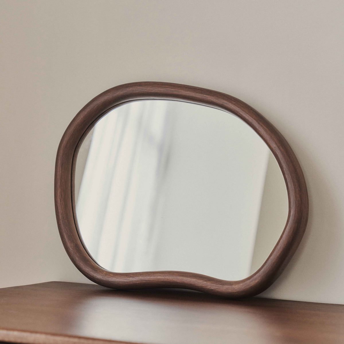 Aaliyah - Miroir mural irrégulier en bois foncé 42 cm x 35 cm