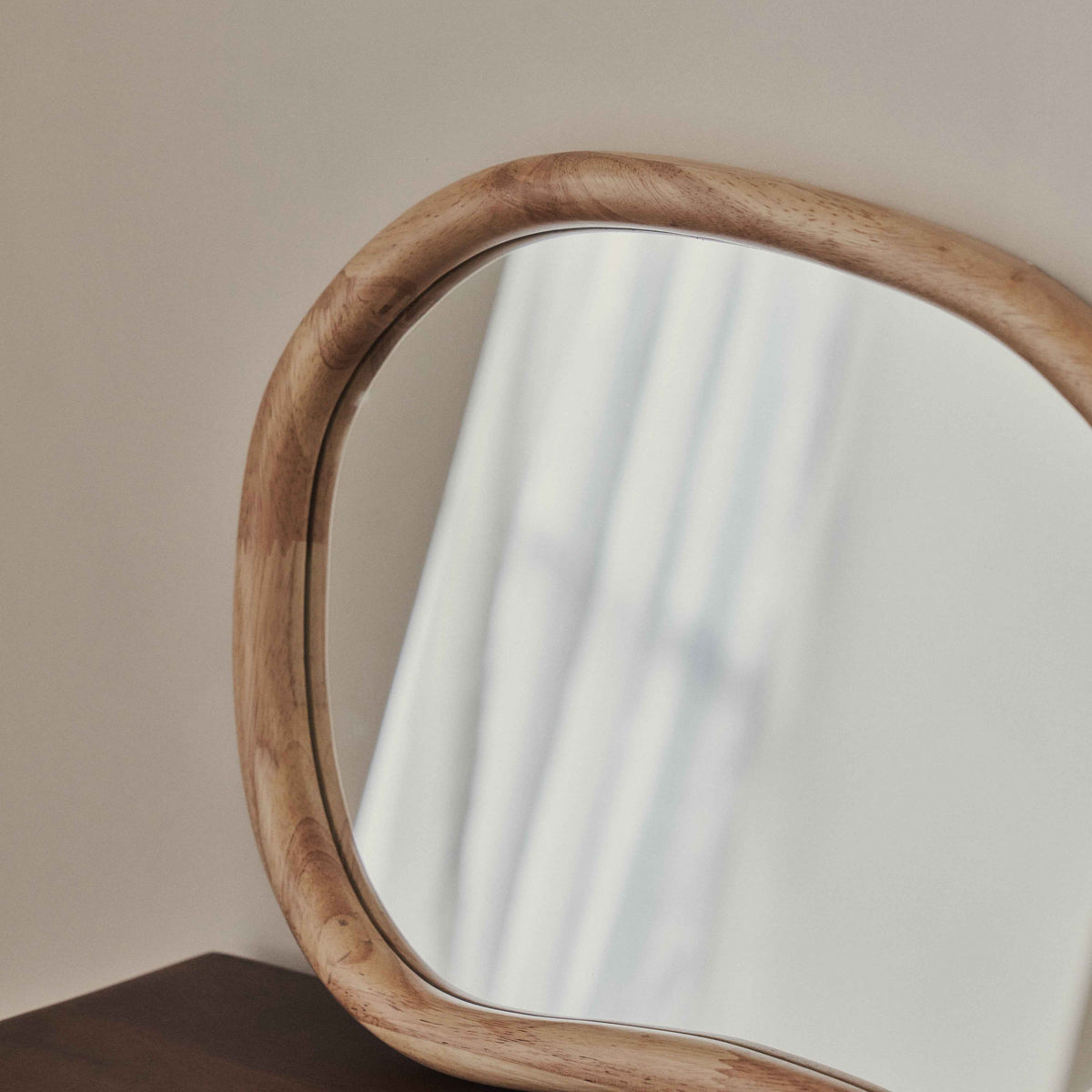 Aaliyah - Miroir mural irrégulier en bois clair 42 cm x 35 cm