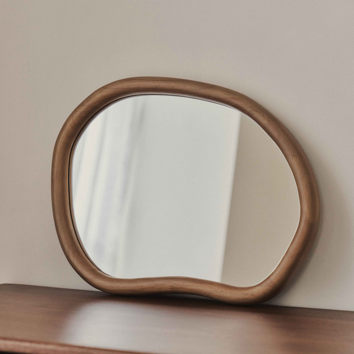 Aaliyah - Miroir Mural Irrégulier Bois Chaud 42cm x 35cm