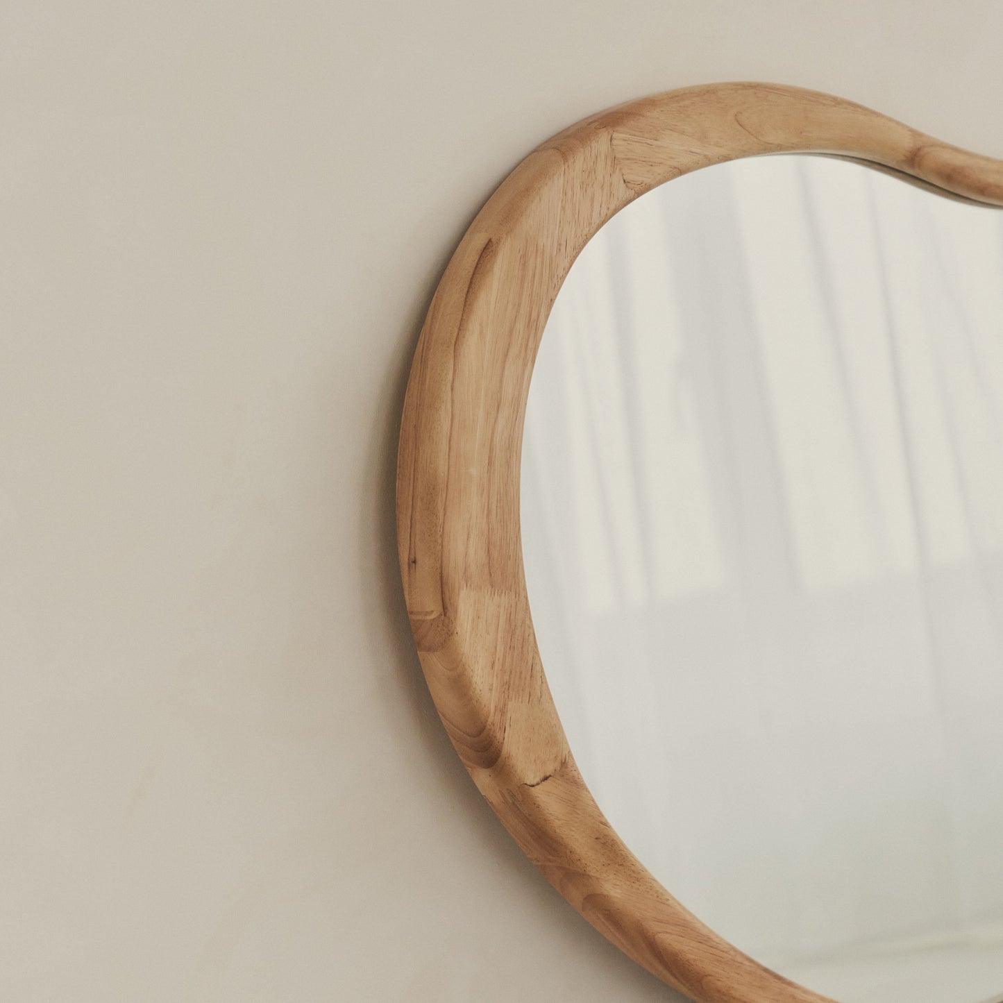 Arcurva - Grand miroir irrégulier en bois clair pour manteau de cheminée 130cm x 80cm