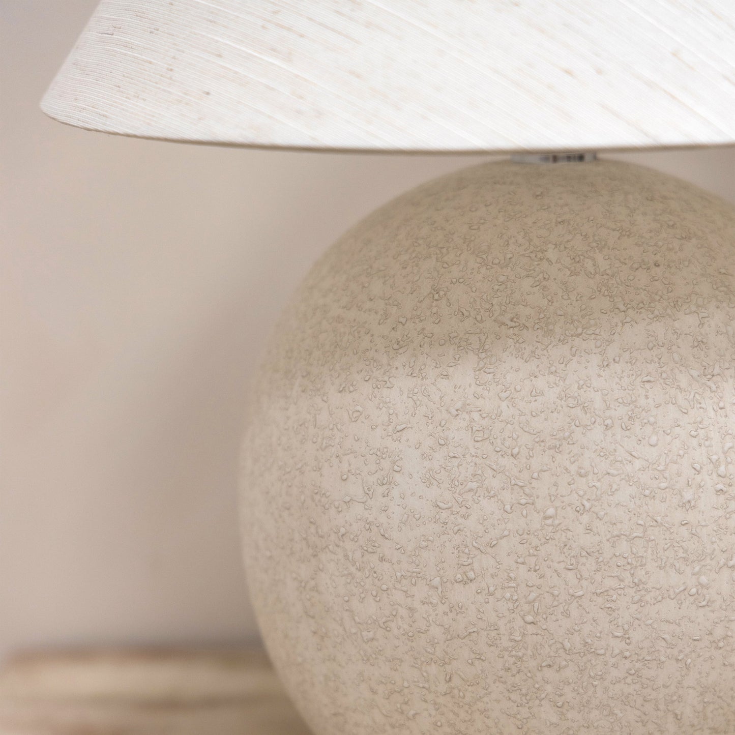 Corsica - Lampe de table avec abat-jour en céramique Stone Coolie