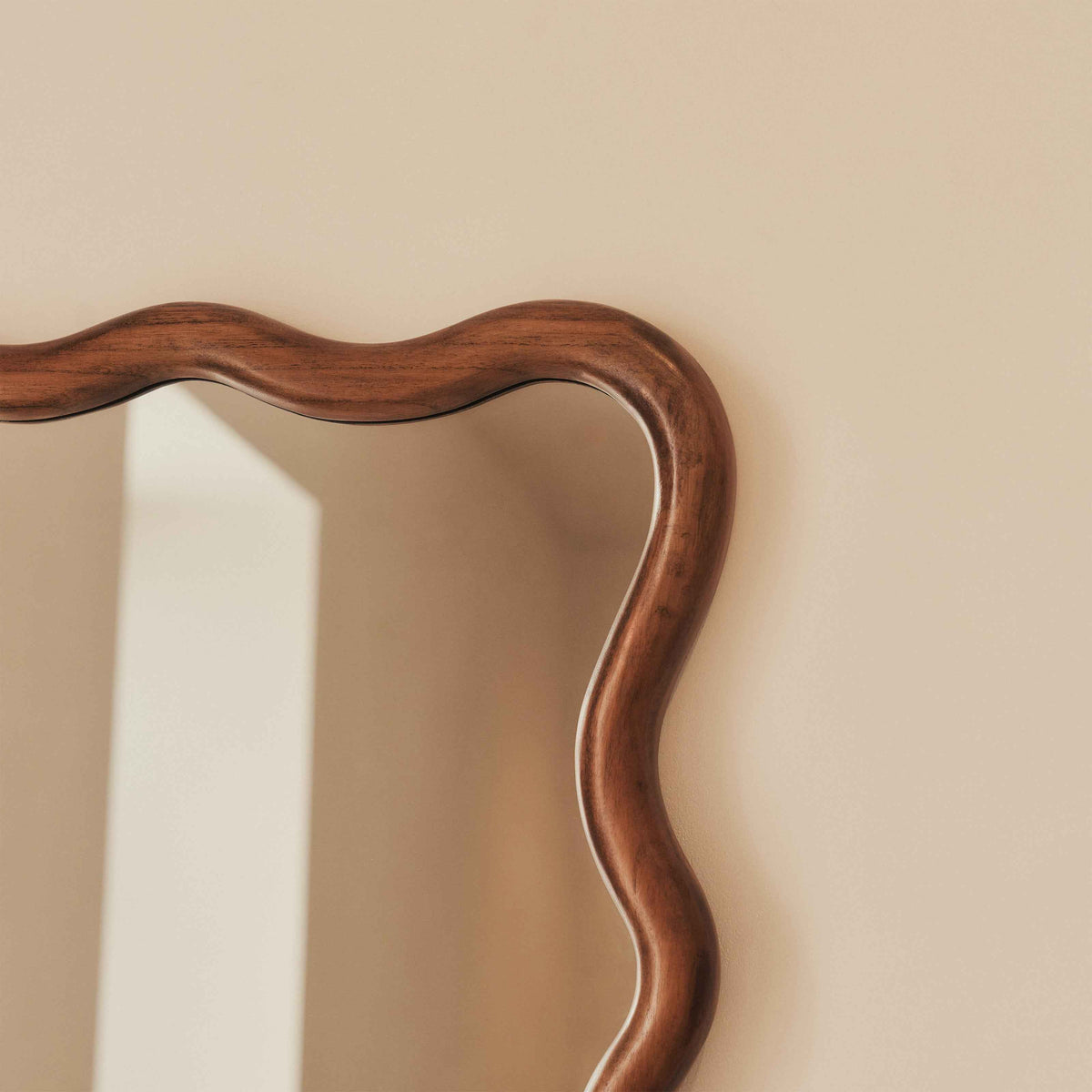 Marea - Miroir rétro ondulé en bois foncé, pleine longueur 170cm x 80cm