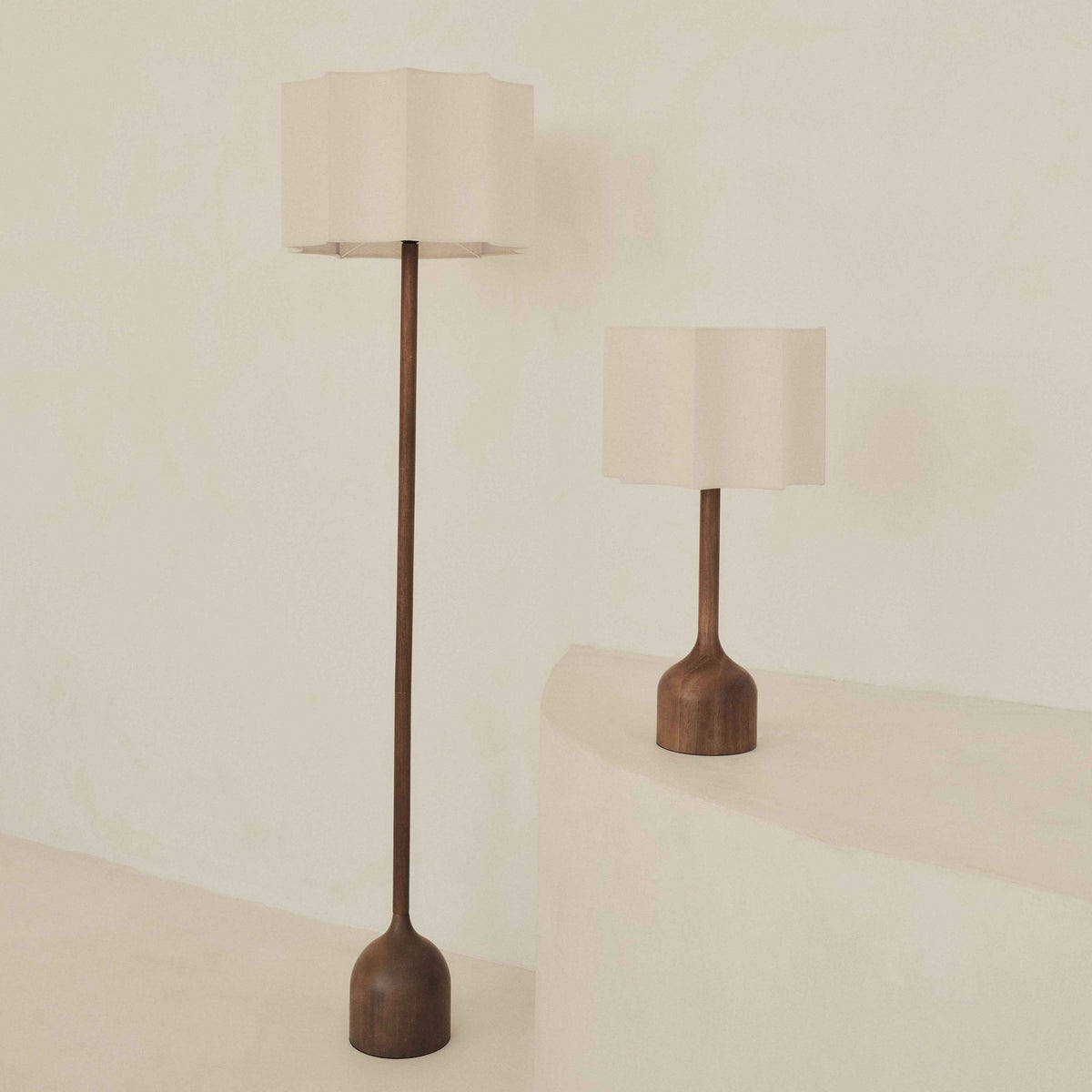 Esme - Lampadaire à abat-jour en bois foncé à motif coquille inversée