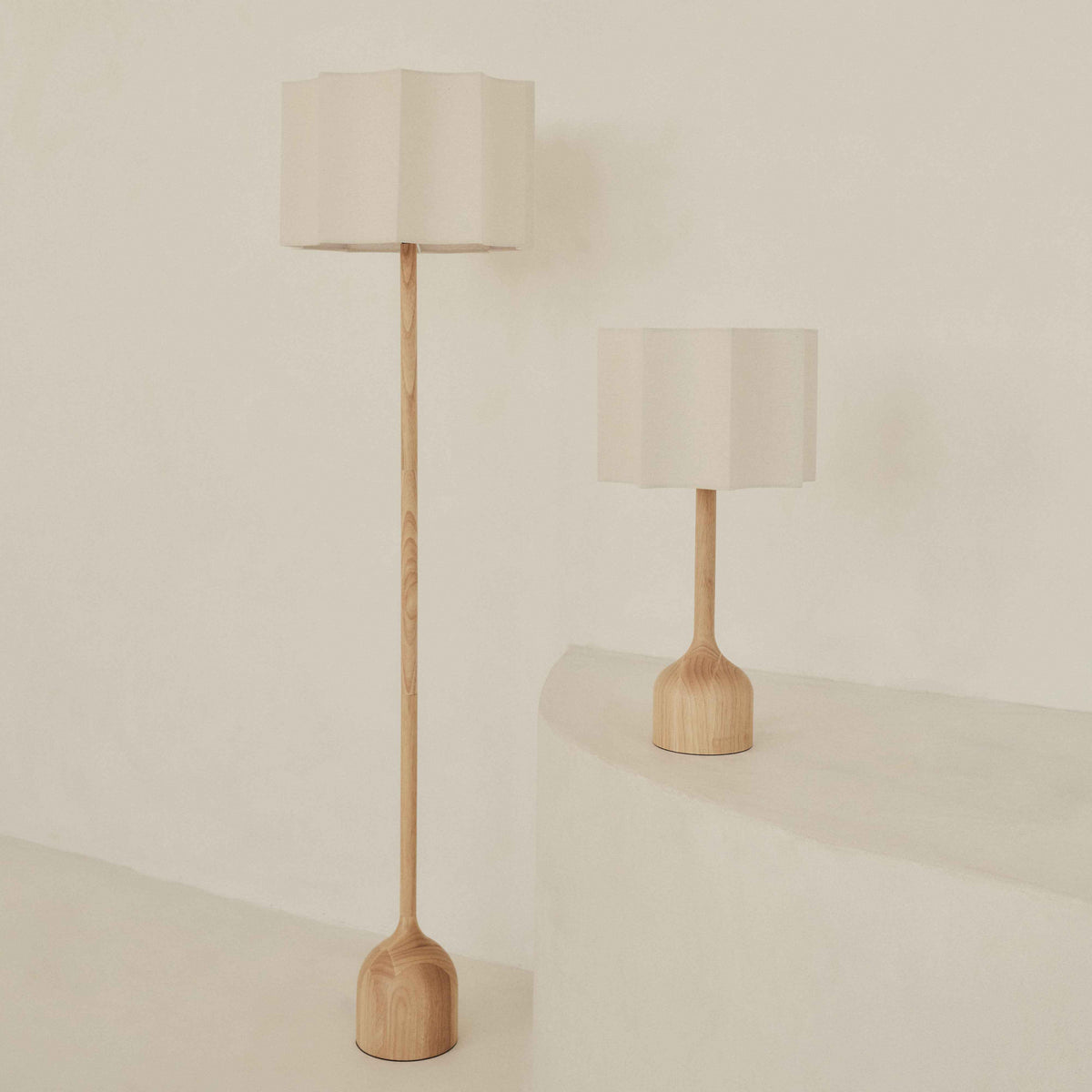 Esme - Lampadaire à abat-jour en bois clair à festons inversés