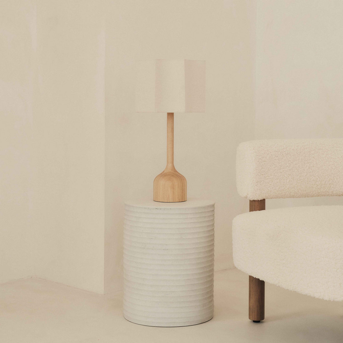 Esme - Lampe de table avec abat-jour en bois clair à festons inversés