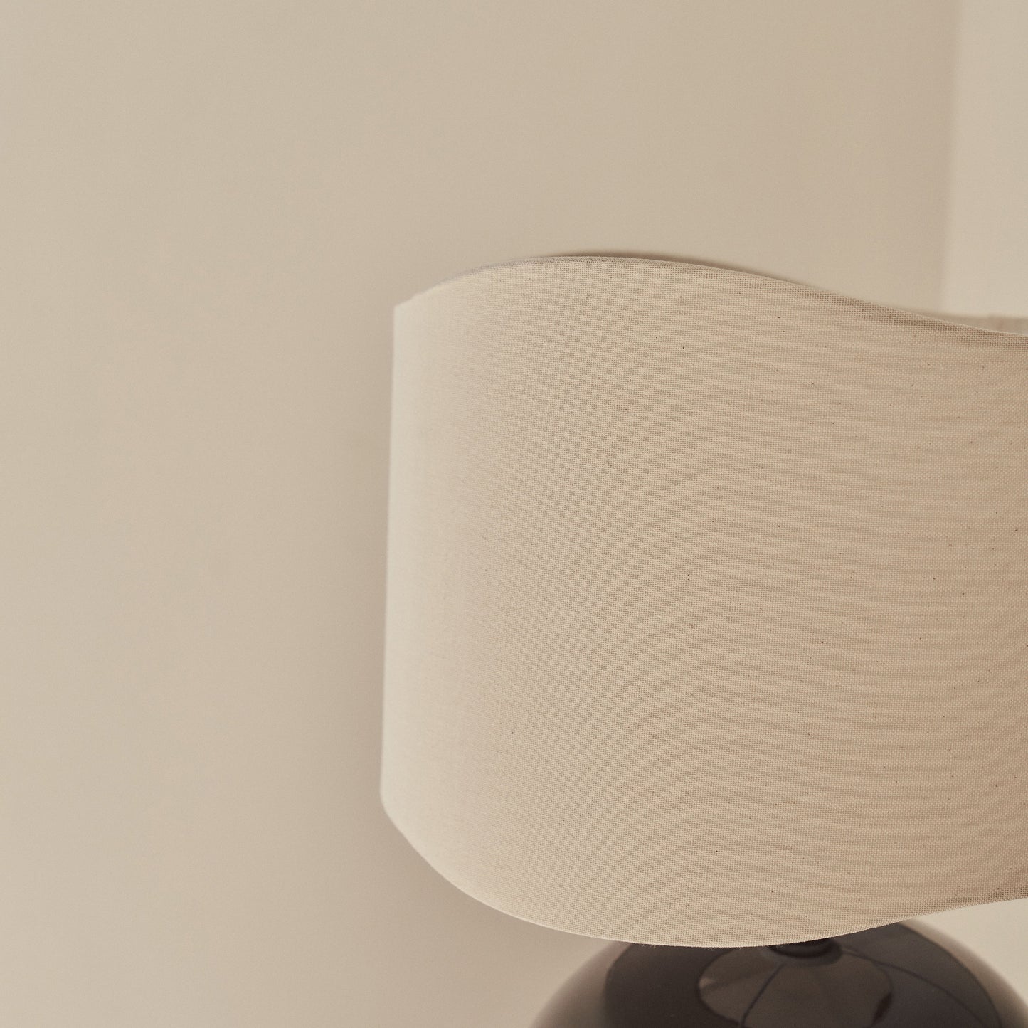 Olera - Lampe de Table à Abat-Jour Ondulé en Céramique Chocolat Brillant