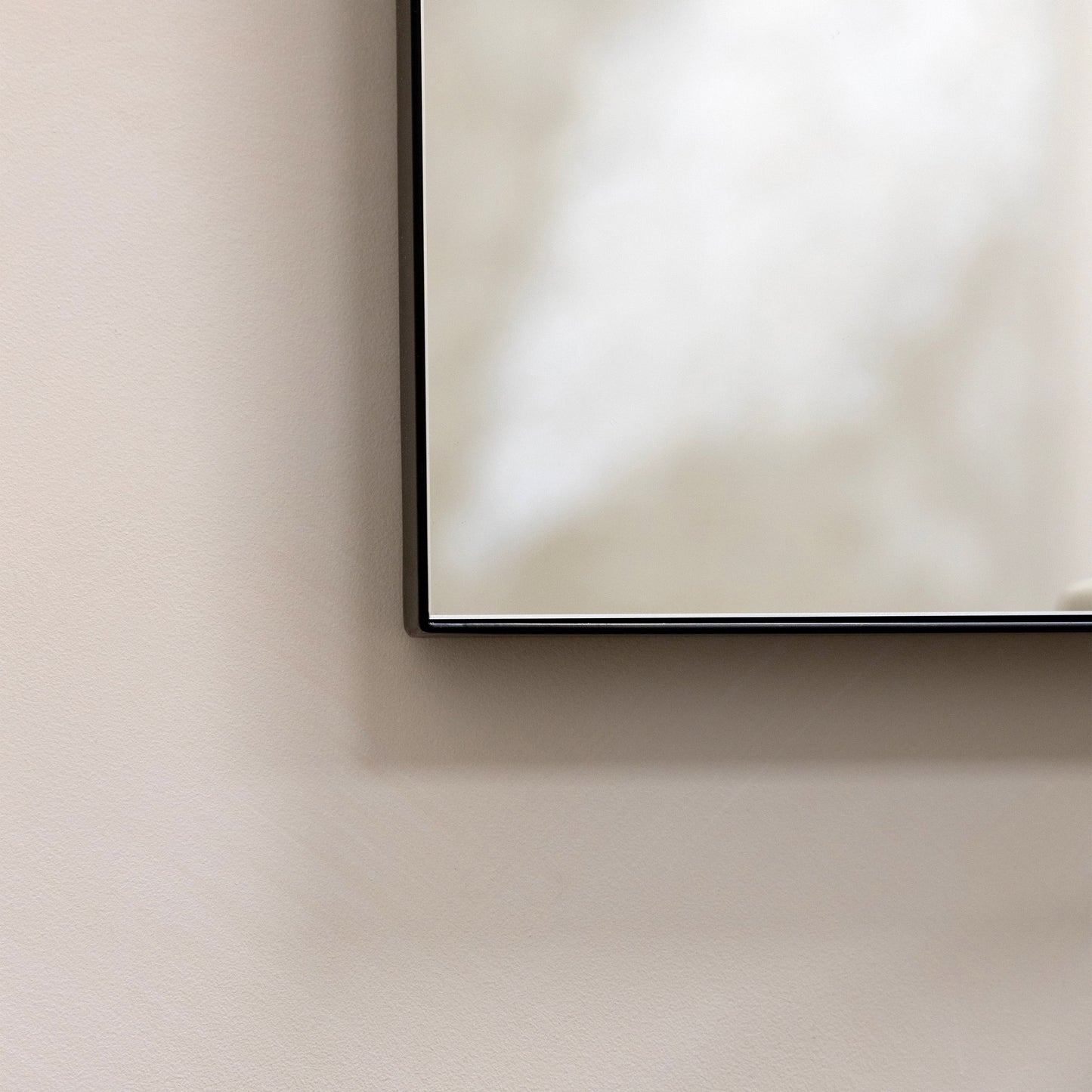 Theo - Grand miroir mural rectangulaire en métal noir 120cm x 90cm