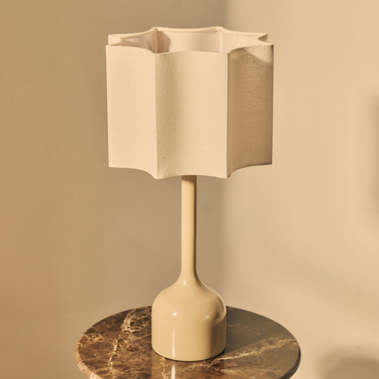 Esme - Lampe de table beige à abat-jour inversé en forme d'écailles brillantes
