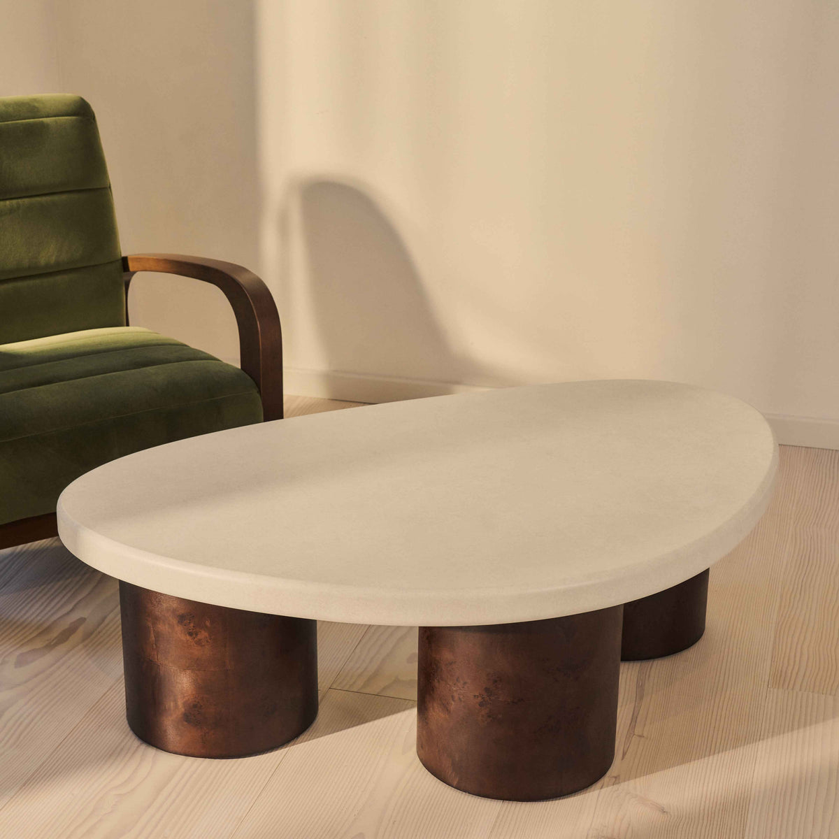 Aegean - Table basse irrégulière en bois d'orme foncé et béton à 3 pieds