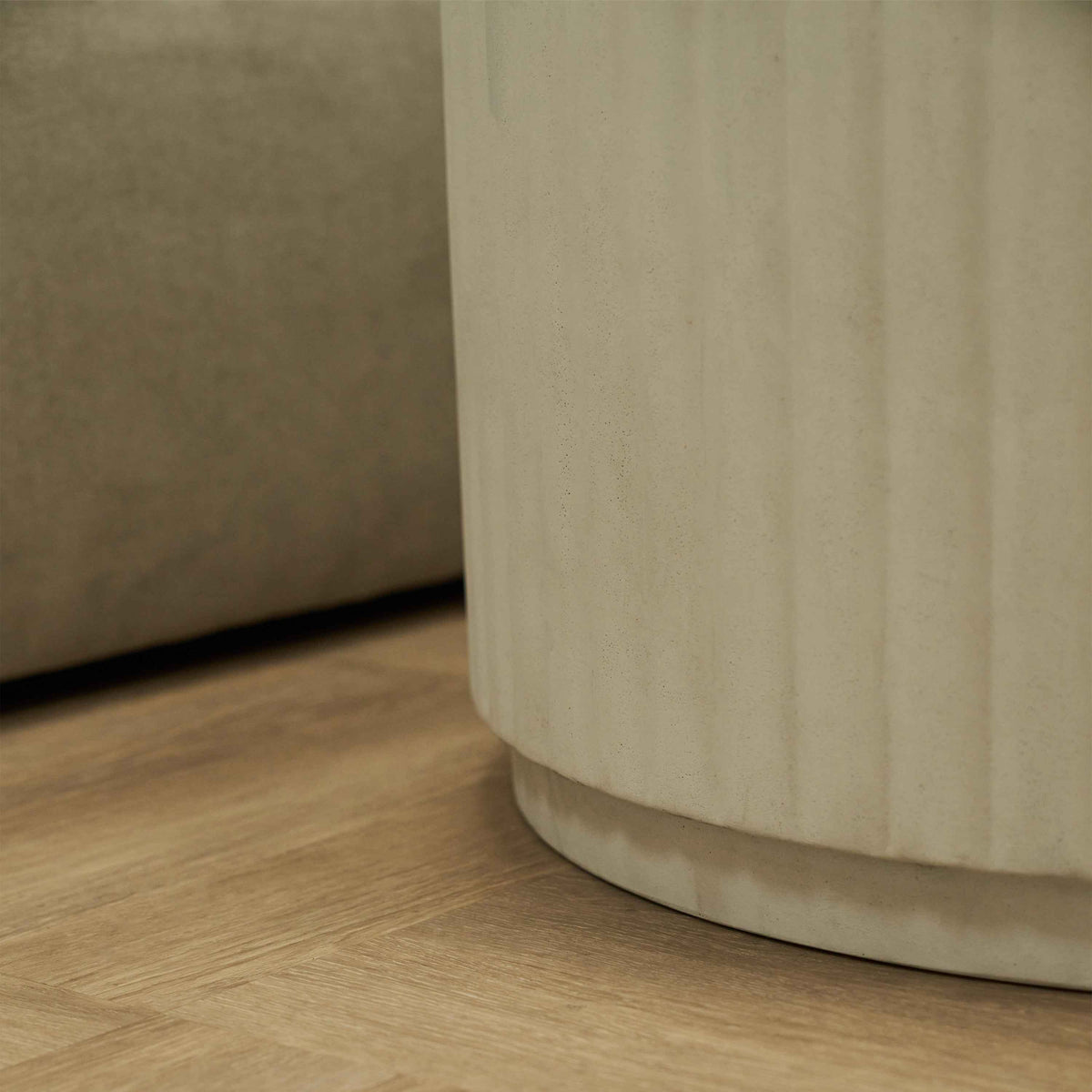 Massimo - Table basse minimaliste en béton cannelé grande