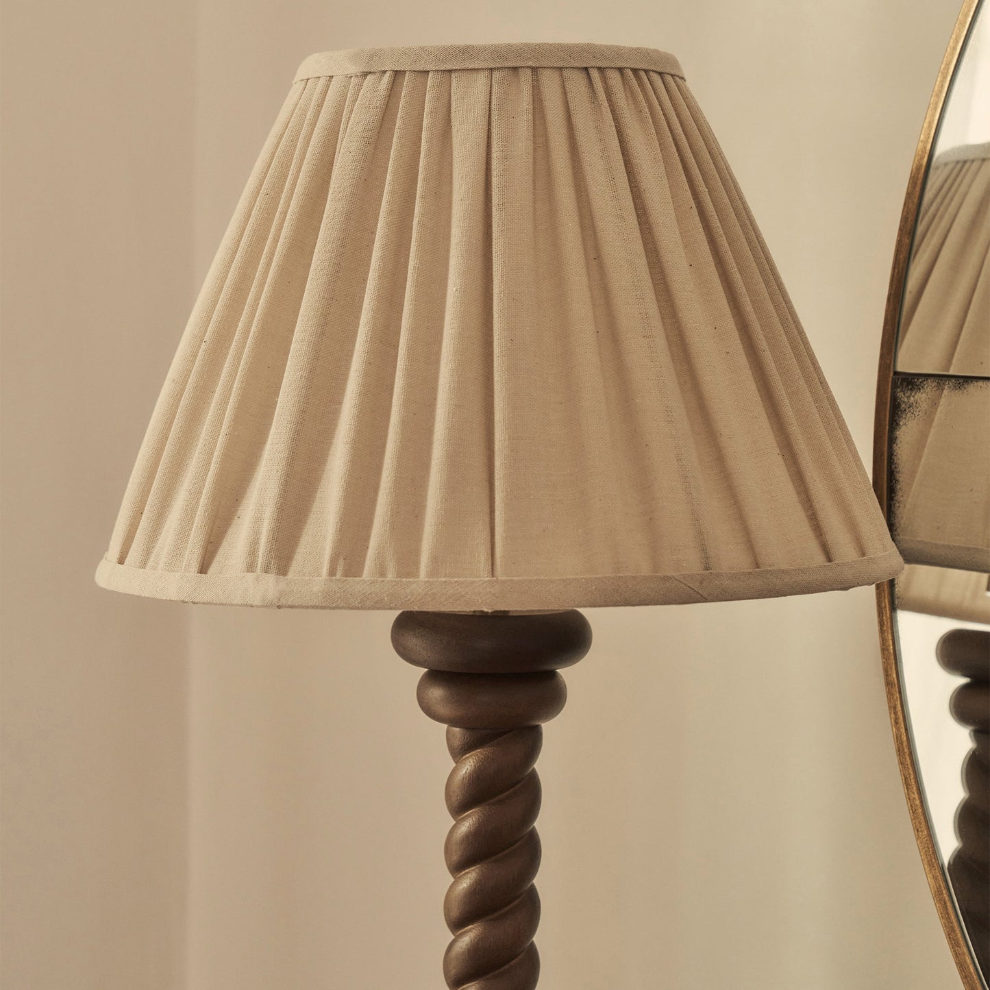 Cordelia - Lampe de table à abat-jour plissé en bois foncé