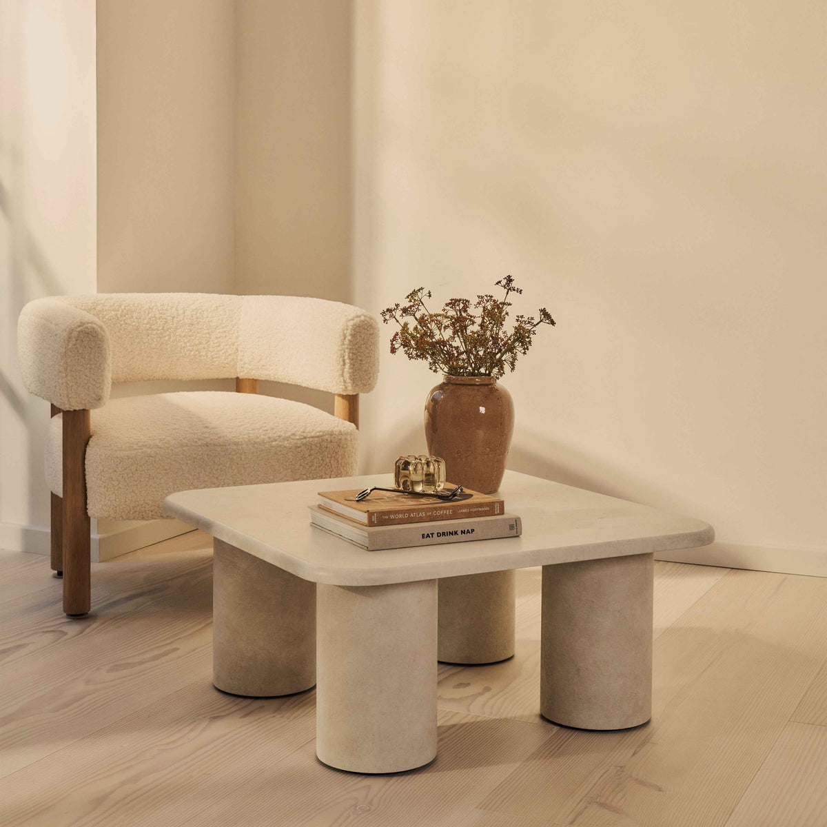 Alina - Grande table basse carrée en bois et béton