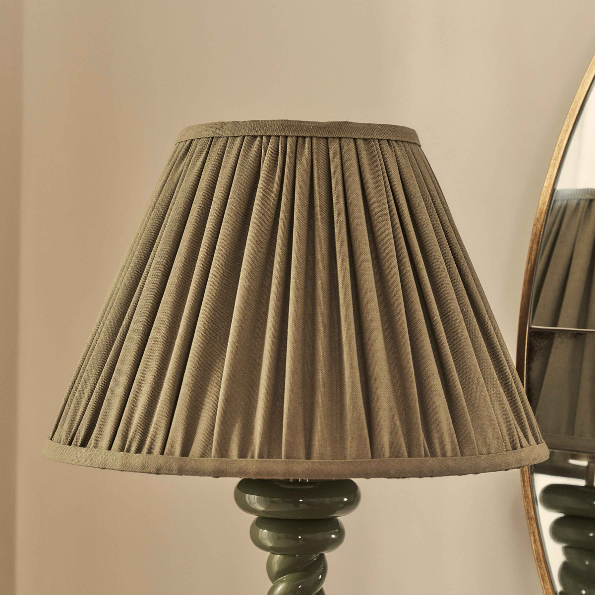 Cordelia - Lampe de table avec abat-jour plissé vert olive