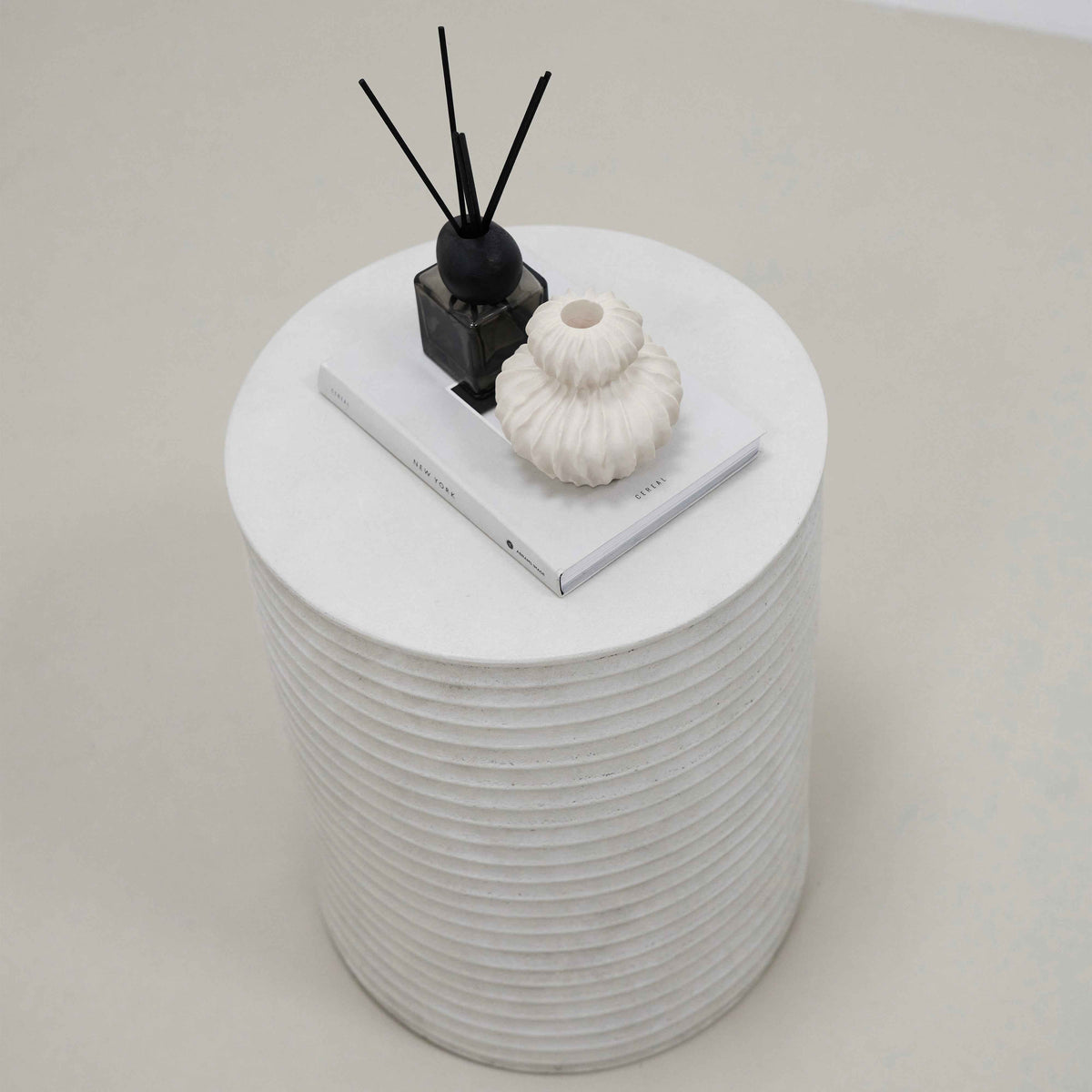 Raya - Table d'Appoint Côtoyée Minimaliste en Béton à Cannelures