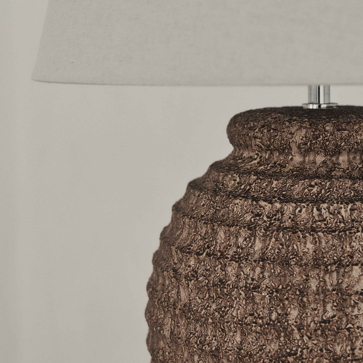 Linosa - Lampe de table avec abat-jour cylindrique en céramique texturée marron