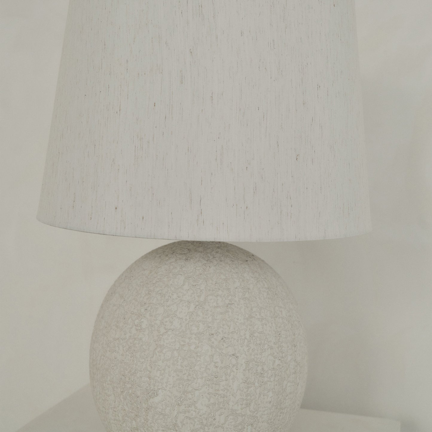 Corsica - Grande lampe de table avec abat-jour en céramique effet pierre drum