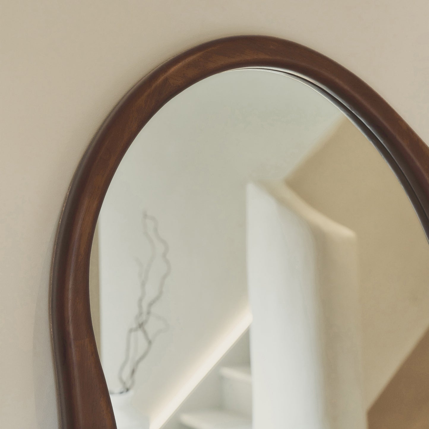 Arcurva - Grand miroir irrégulier en bois foncé pleine longueur 170cm x 85cm