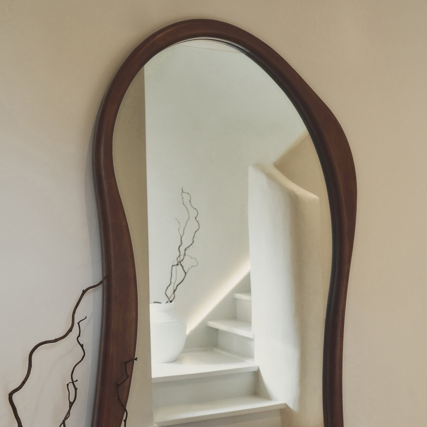 Arcurva - Grand miroir irrégulier en bois foncé pleine longueur 170cm x 85cm