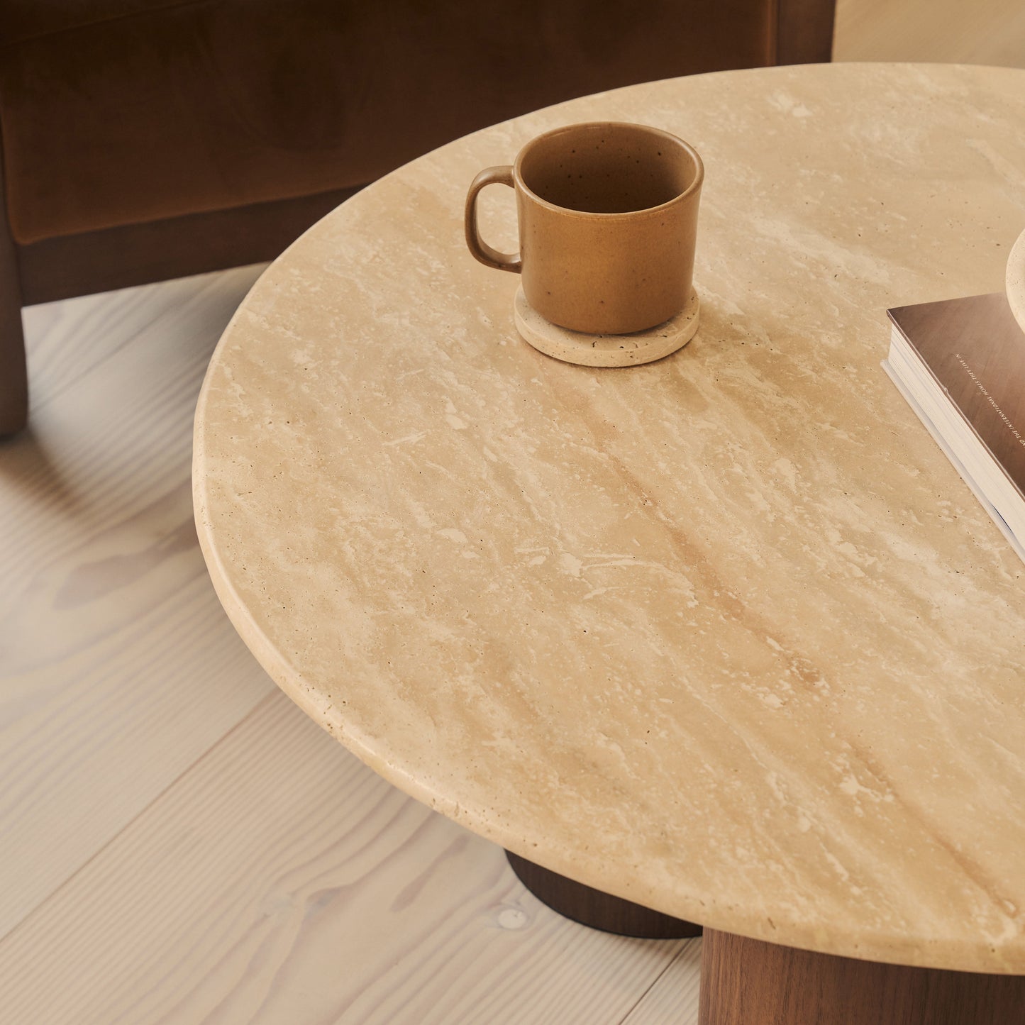 Trivium - Table basse ronde en travertin beige et bois foncé premium