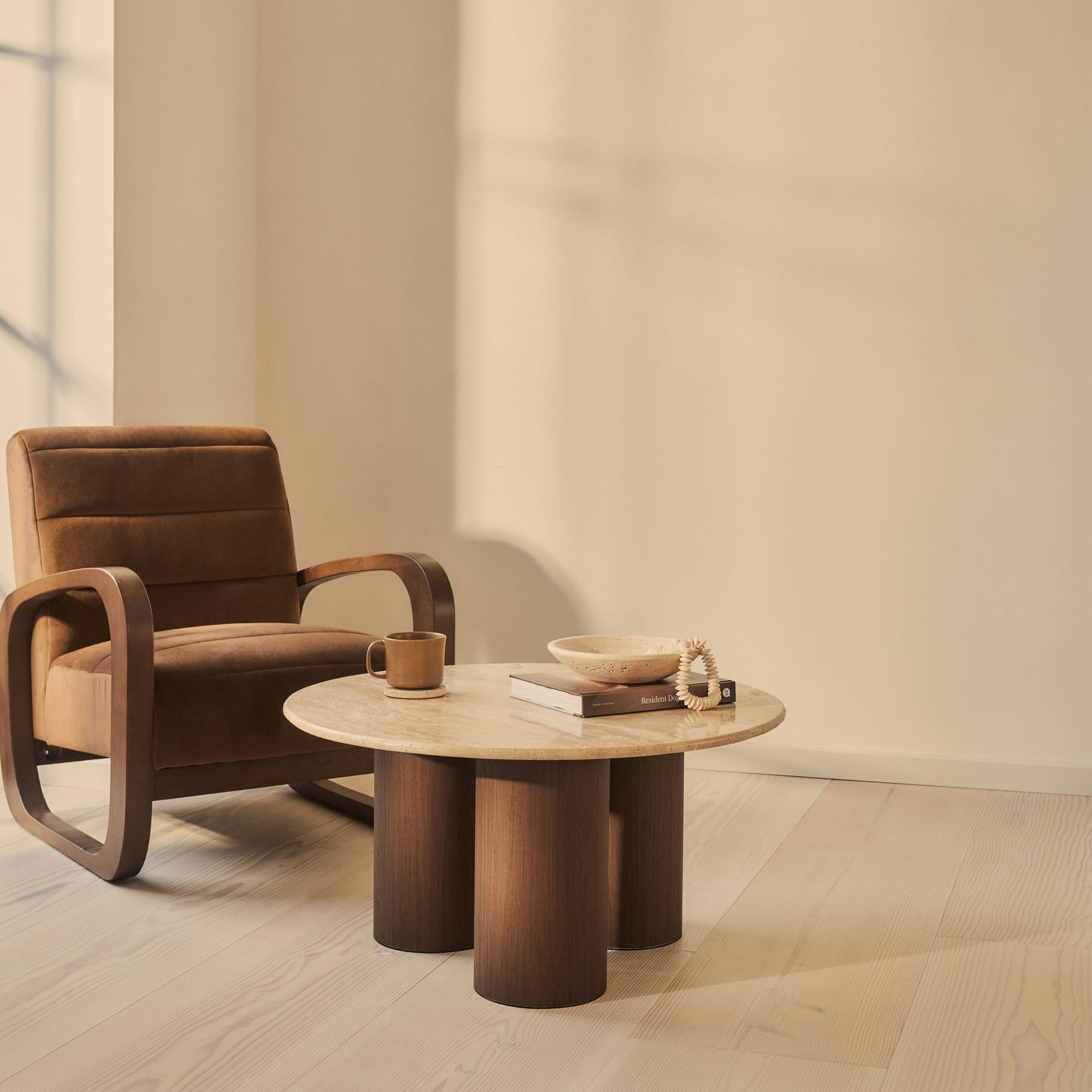 Trivium - Table basse ronde en travertin beige et bois foncé premium