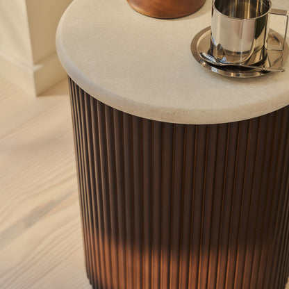 Cove - Table d'appoint ronde nervurée en bois foncé