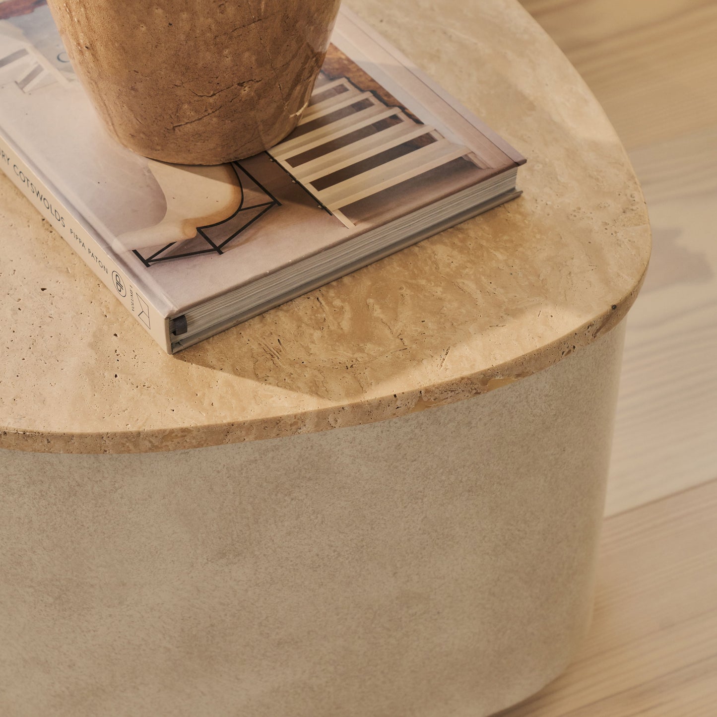 Arlo - Table basse premium en béton irrégulier travertin beige