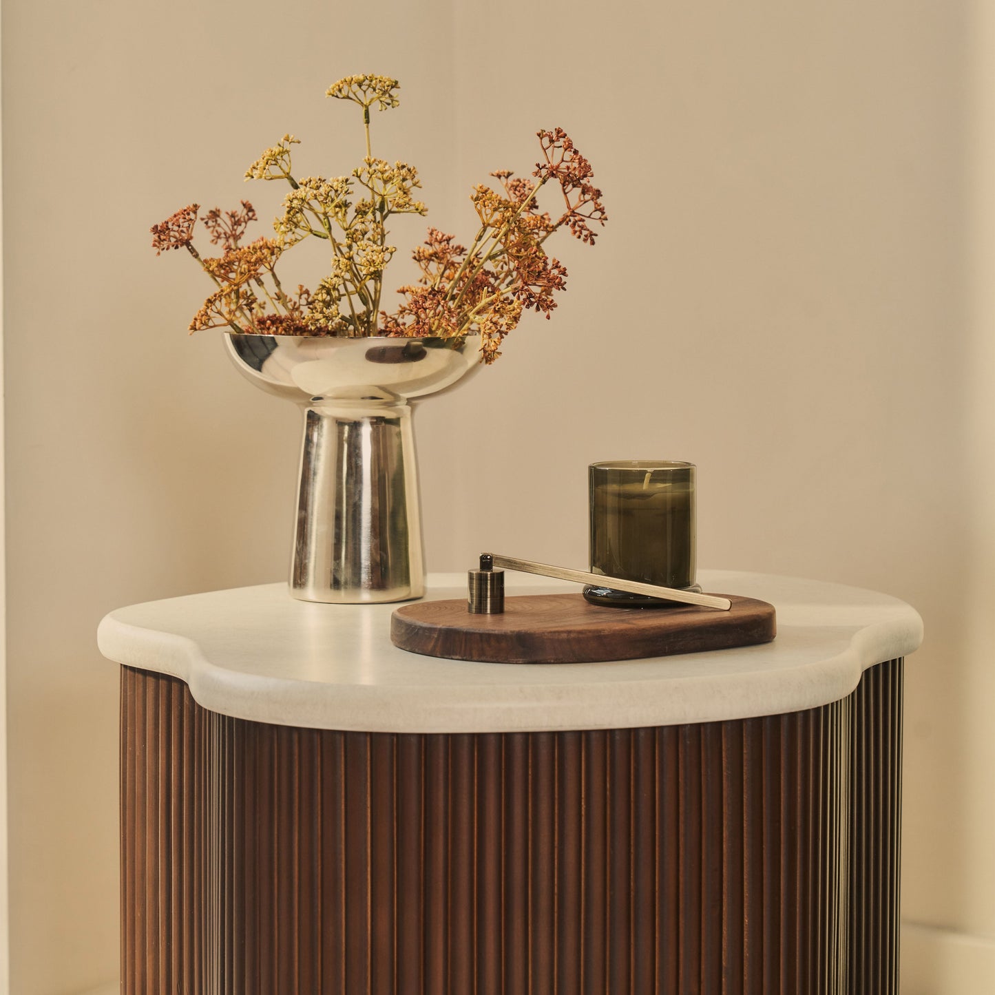 Cove - Table d'Appoint Latérale Irrégulière à Cannelures en Bois Foncé
