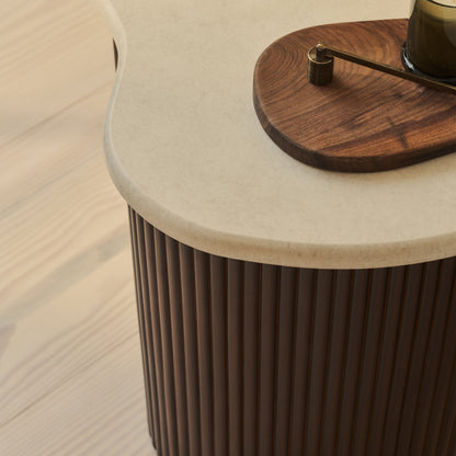 Cove - Table d'Appoint Latérale Irrégulière à Cannelures en Bois Foncé