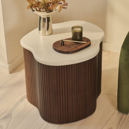 Cove - Table d'Appoint Latérale Irrégulière à Cannelures en Bois Foncé