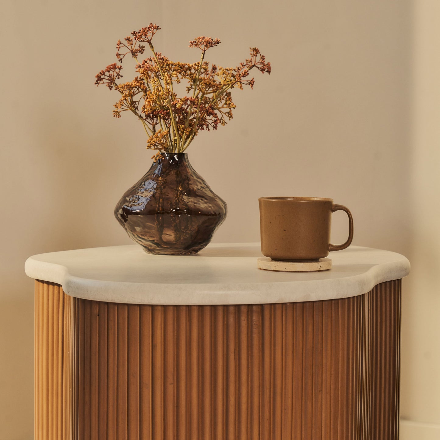 Cove - Table d'Appoint Irregulière à Côtes en Bois Chaud