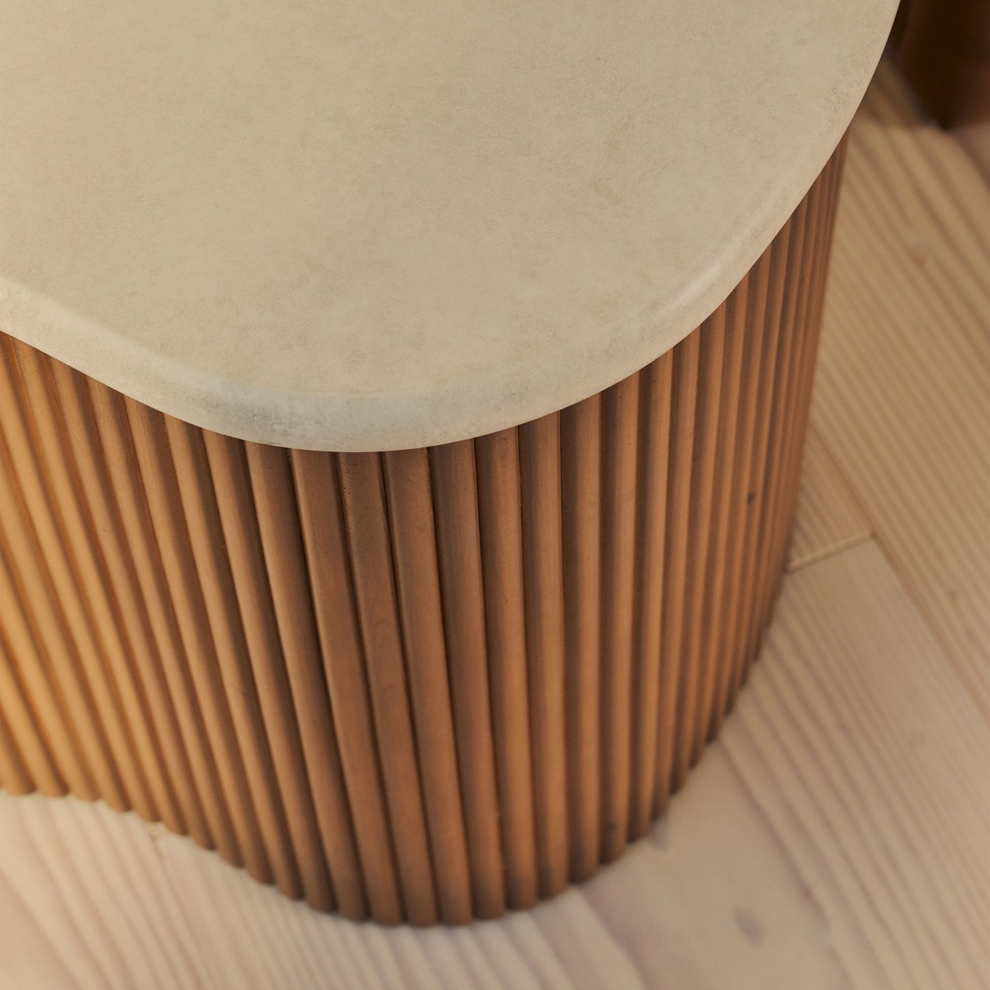 Cove - Table d'Appoint Irregulière à Côtes en Bois Chaud