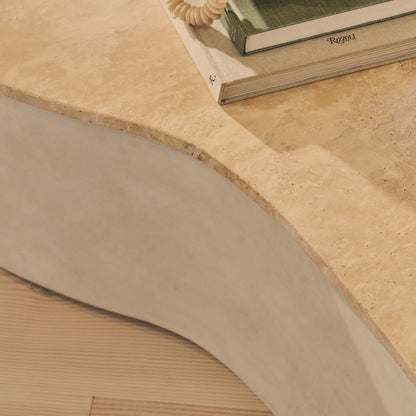 Arlo - Table basse extra large premium en béton irrégulier travertin beige