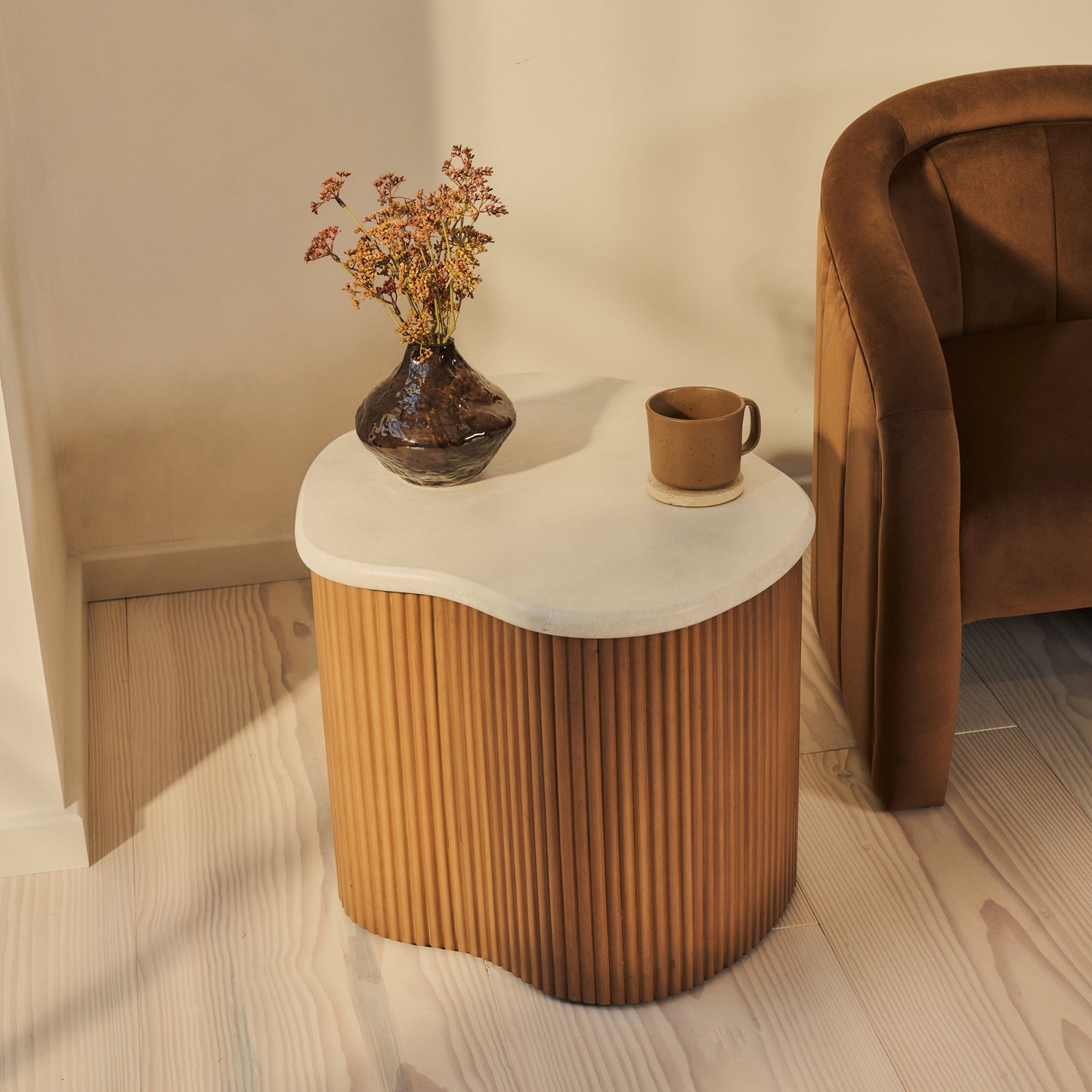 Cove - Table d'Appoint Irregulière à Côtes en Bois Chaud
