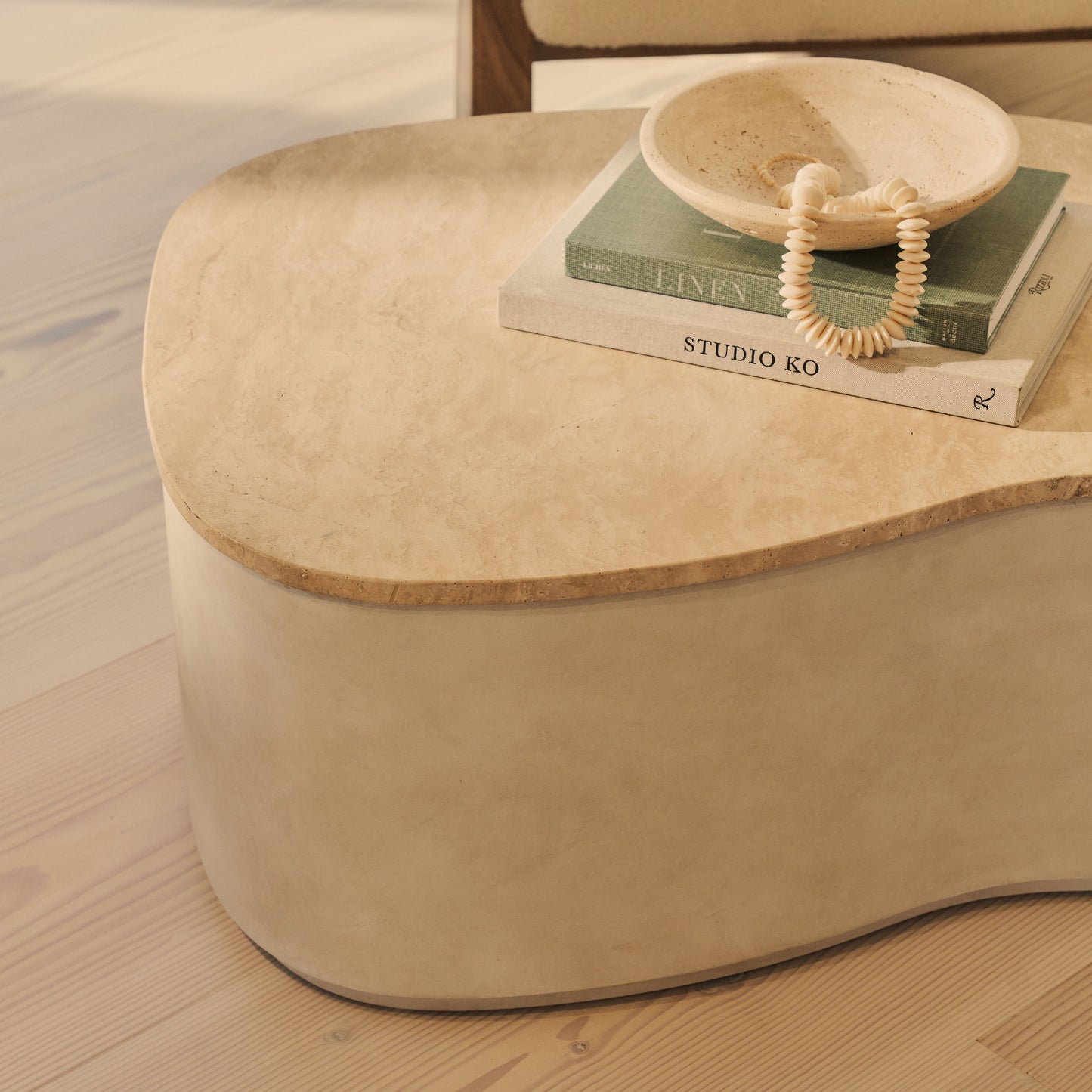 Arlo - Table basse extra large premium en béton irrégulier travertin beige
