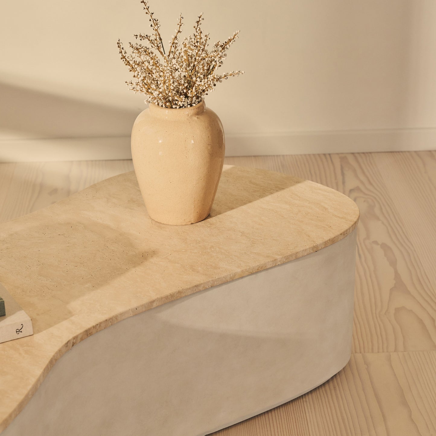 Arlo - Table basse extra large premium en béton irrégulier travertin beige