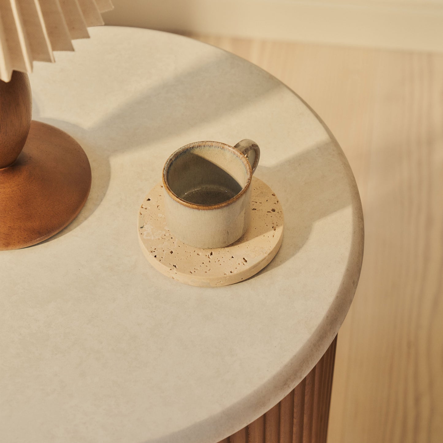 Cove - Table d'Appoint Ronde Cannelée en Bois Chaud