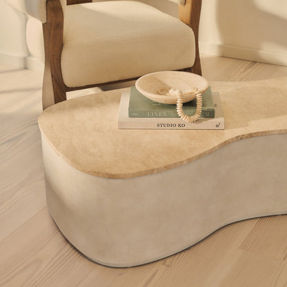 Arlo - Table basse extra large premium en béton irrégulier travertin beige