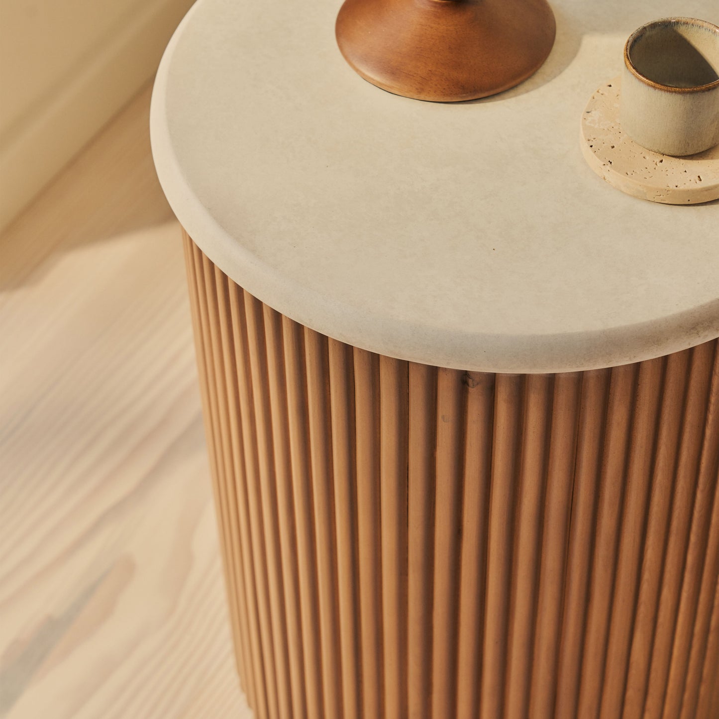 Cove - Table d'Appoint Ronde Cannelée en Bois Chaud