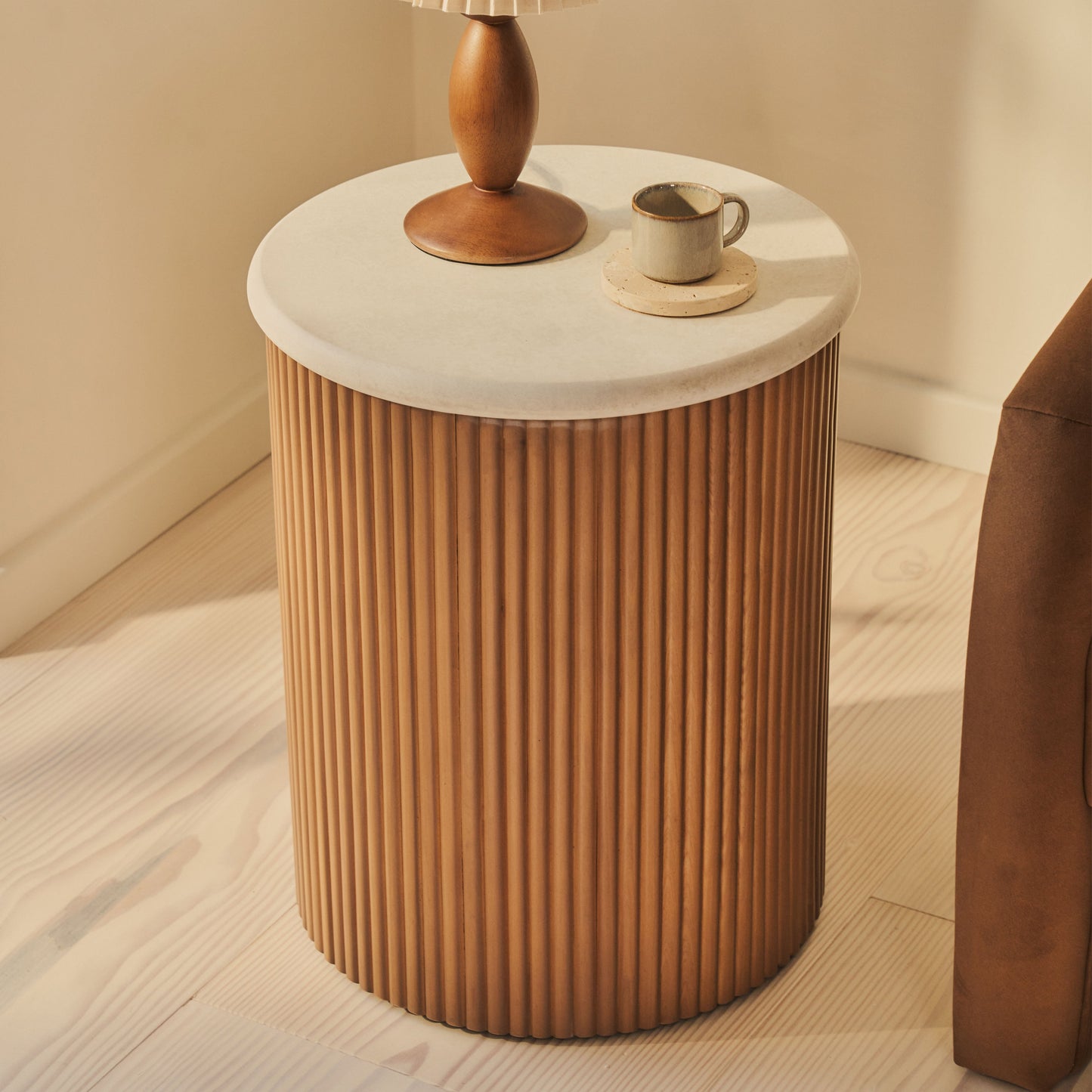 Cove - Table d'Appoint Ronde Cannelée en Bois Chaud