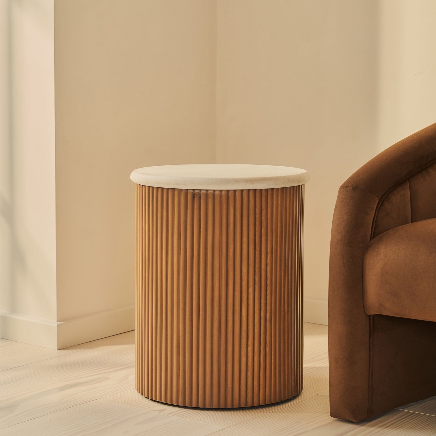 Cove - Table d'Appoint Ronde Cannelée en Bois Chaud
