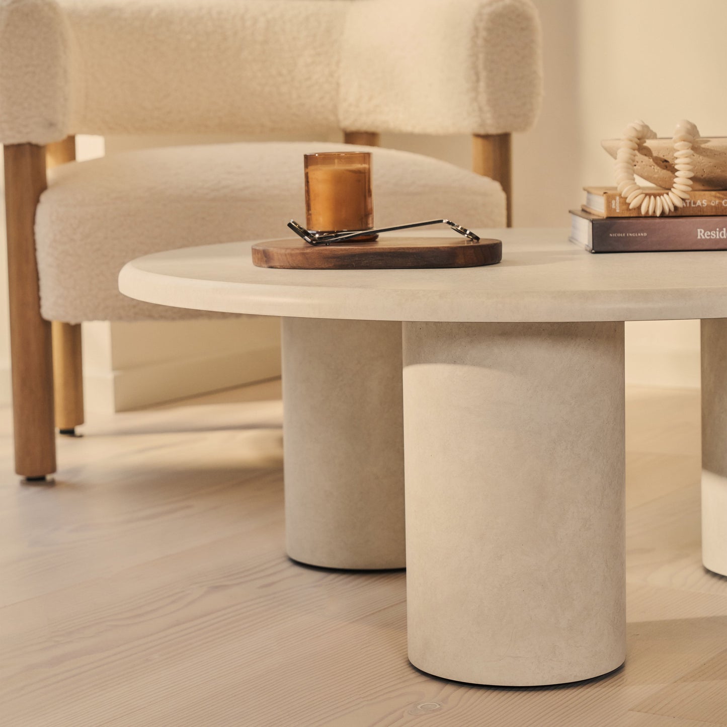 Alina - Grande table basse ronde en bois et béton