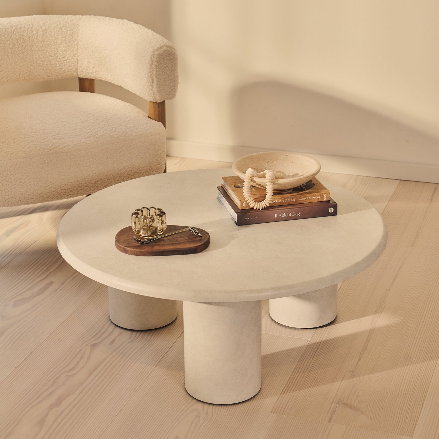 Alina - Grande table basse ronde en bois et béton