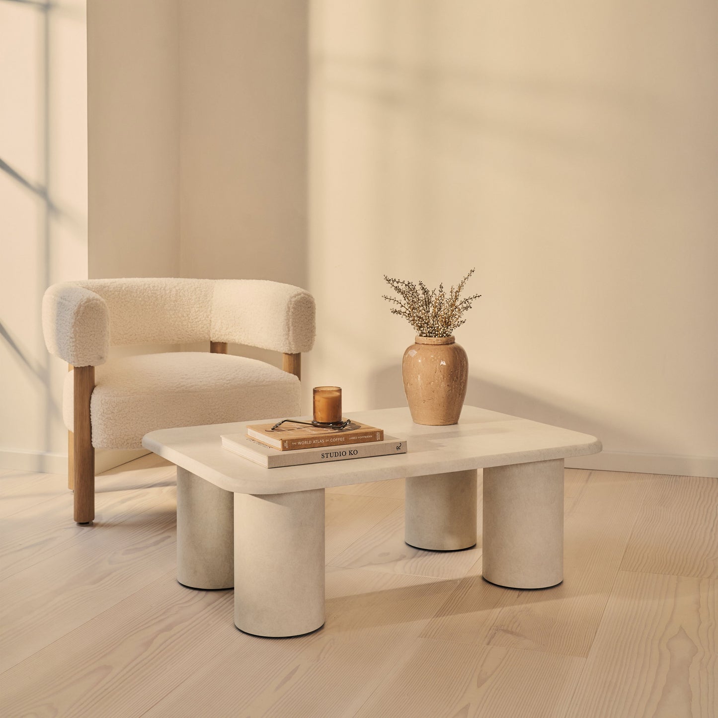 Alina - Grande table basse rectangulaire en bois et béton
